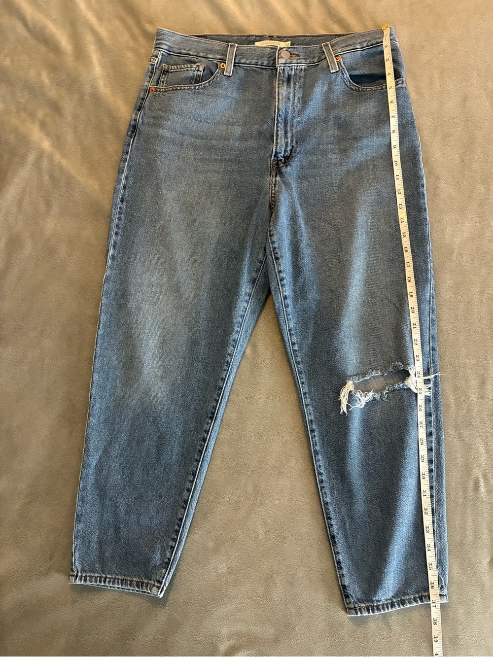 Levi's Women's High Rise Mom Blue Jeans Ripped Knee - Picture 7 of 10